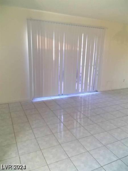 empty room featuring light tile patterned floors