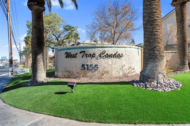 community sign with a yard