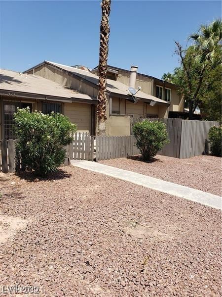 exterior space featuring a fenced front yard