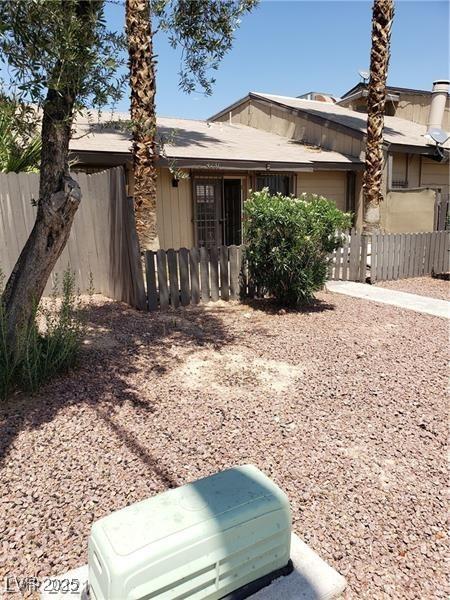 view of front of property featuring fence