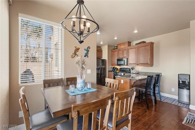 dining space featuring dark wood-style floors, recessed lighting, a notable chandelier, and baseboards