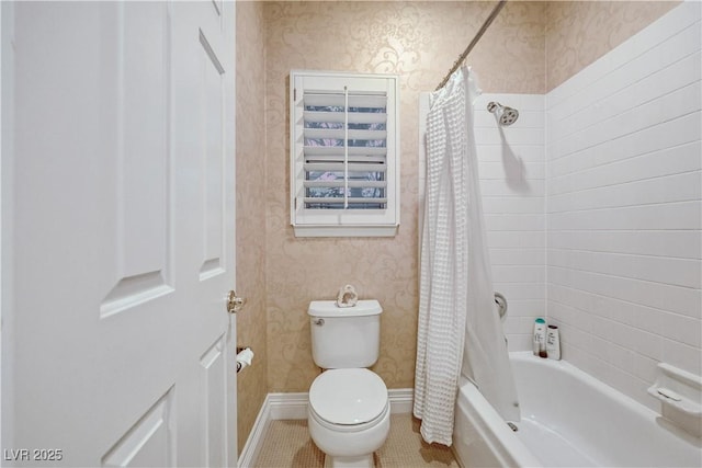 bathroom with baseboards, shower / tub combo, toilet, and wallpapered walls