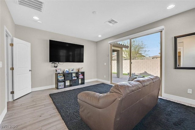 living area featuring light wood-style flooring, visible vents, baseboards, and recessed lighting