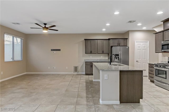 kitchen featuring ceiling fan, a sink, visible vents, appliances with stainless steel finishes, and an island with sink