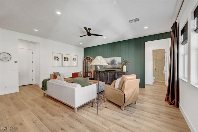 living area featuring ceiling fan, recessed lighting, visible vents, baseboards, and light wood-type flooring