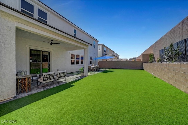 view of yard featuring a patio area, a fenced backyard, and ceiling fan