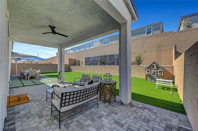 view of patio / terrace with a fenced backyard, outdoor dining area, and a ceiling fan