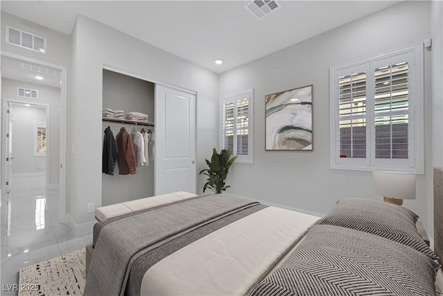 bedroom featuring visible vents, a closet, and recessed lighting