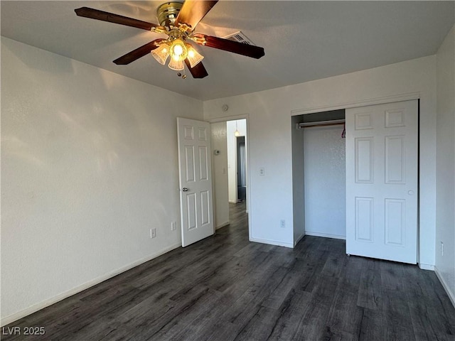 unfurnished bedroom featuring a ceiling fan, a closet, baseboards, and dark wood-style flooring