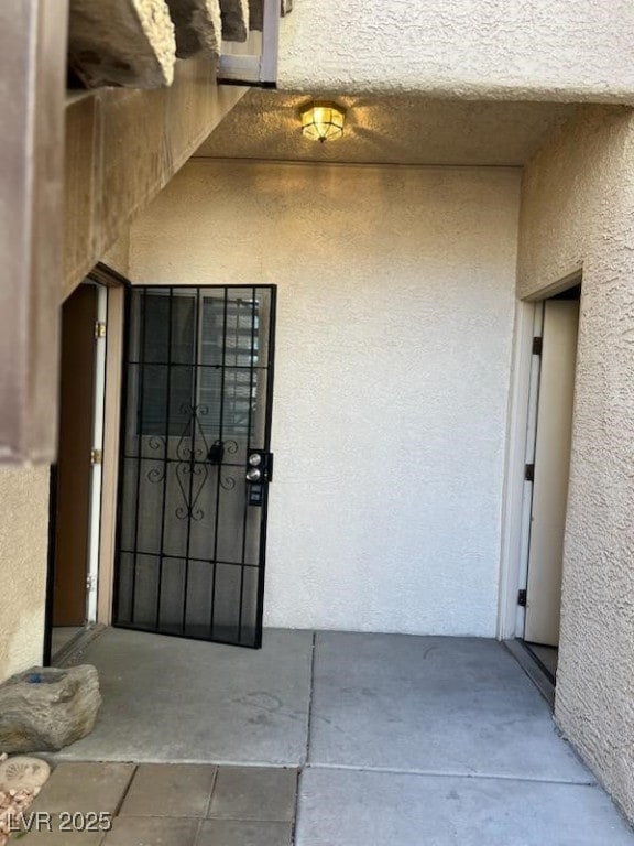 view of exterior entry featuring stucco siding