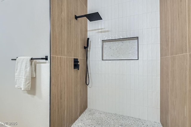 bathroom featuring tiled shower