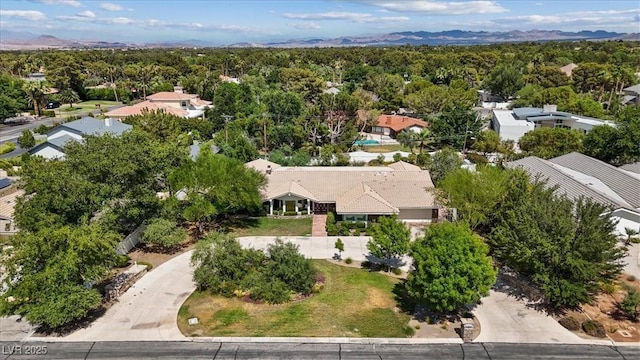 bird's eye view featuring a wooded view and a mountain view