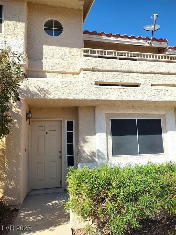 property entrance with stucco siding