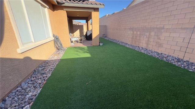 view of yard featuring a fenced backyard