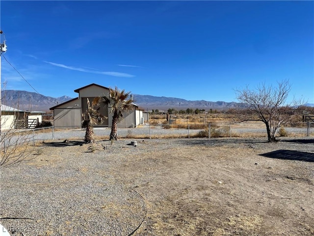 view of yard with fence and a mountain view