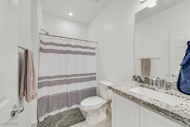 full bathroom featuring a shower with shower curtain, vanity, and toilet