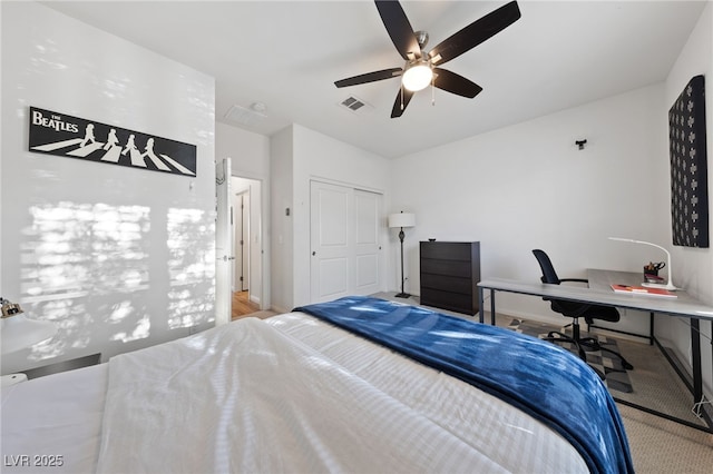 bedroom featuring ceiling fan, a closet, visible vents, and baseboards