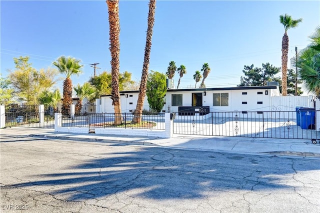 view of front facade with a fenced front yard