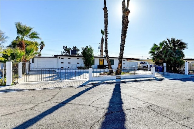 view of front facade featuring a fenced front yard