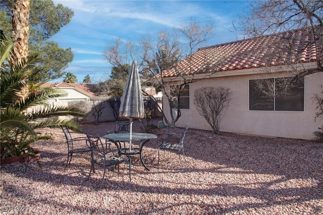 view of yard featuring a patio area