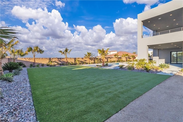 view of yard featuring a balcony