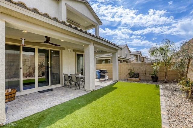 view of yard featuring a patio area, fence, and a ceiling fan