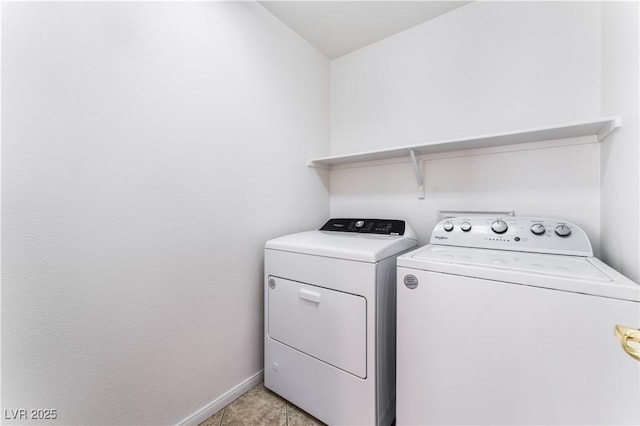 washroom featuring laundry area, baseboards, and independent washer and dryer