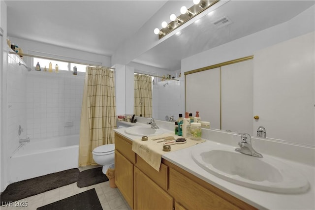 bathroom with shower / tub combo with curtain, a sink, toilet, and double vanity