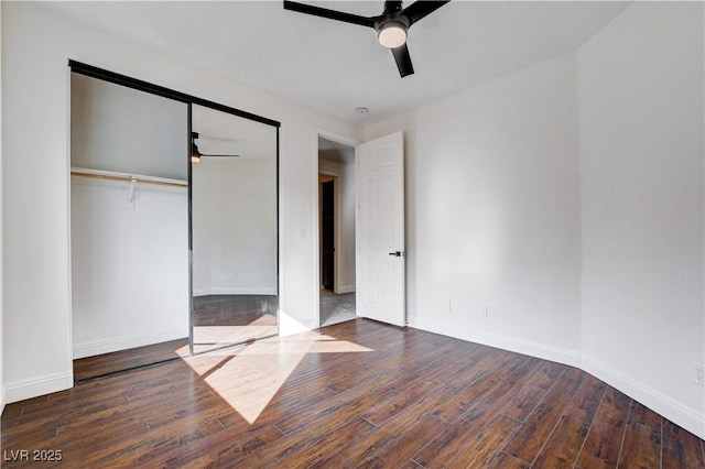 unfurnished bedroom featuring a ceiling fan, a closet, baseboards, and hardwood / wood-style floors