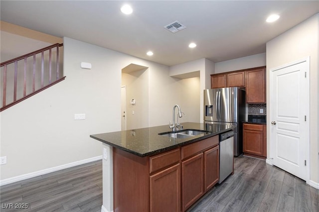 kitchen featuring dark wood-style floors, visible vents, stainless steel appliances, and a sink