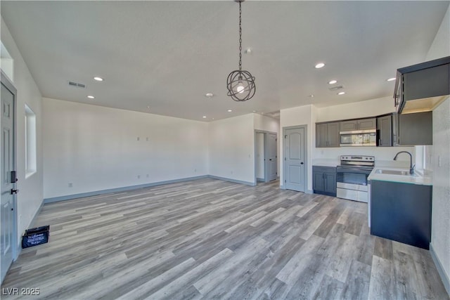 kitchen with recessed lighting, visible vents, appliances with stainless steel finishes, light wood-style floors, and a sink