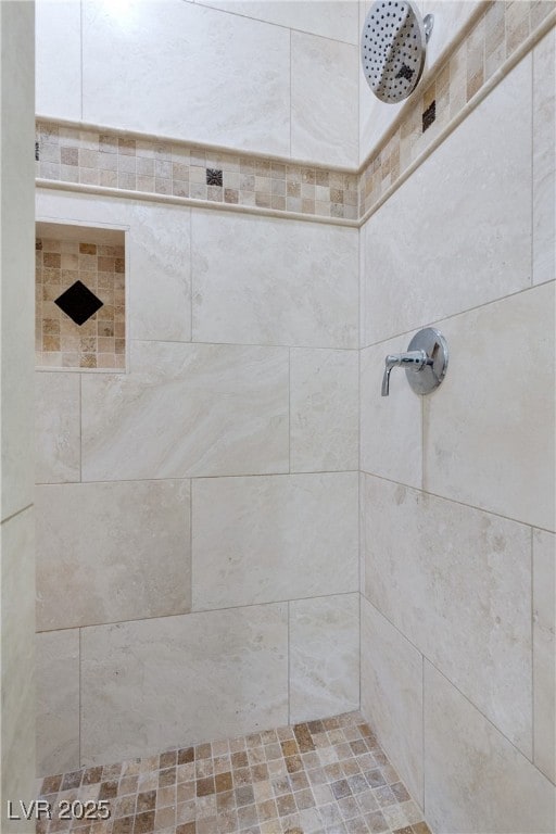 bathroom featuring a tile shower