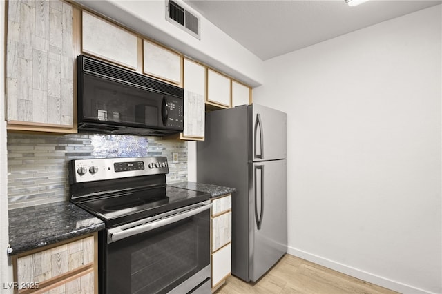 kitchen featuring stainless steel appliances, visible vents, baseboards, decorative backsplash, and light wood finished floors