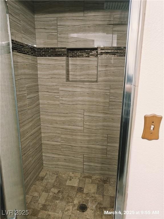 full bathroom featuring tiled shower