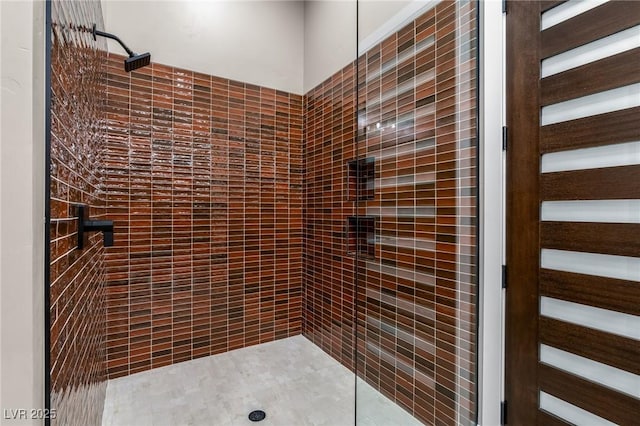 bathroom featuring tiled shower