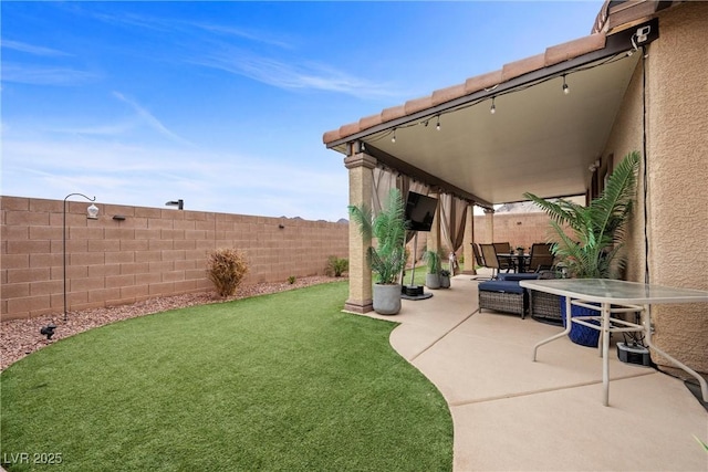 view of yard featuring outdoor dining space, a patio area, and a fenced backyard