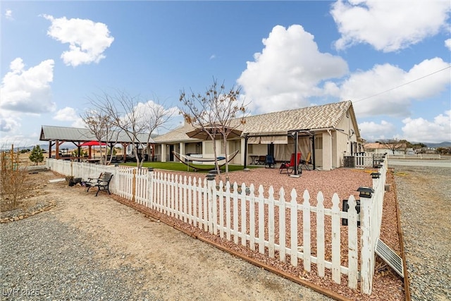 ranch-style house with fence private yard