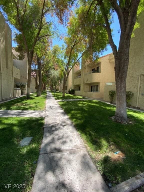 view of property's community featuring a lawn