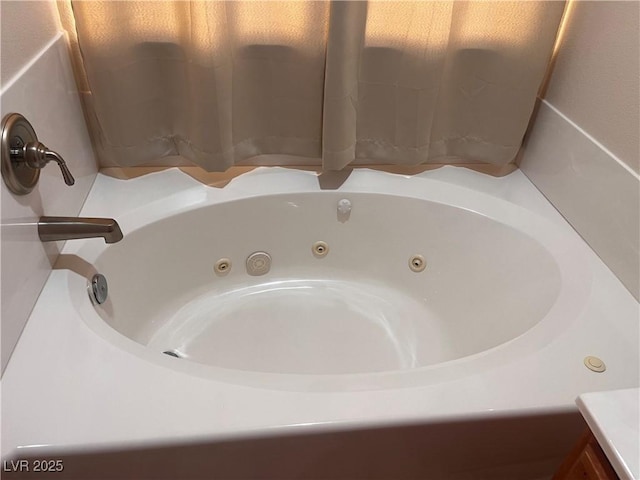 details featuring a tub with jets