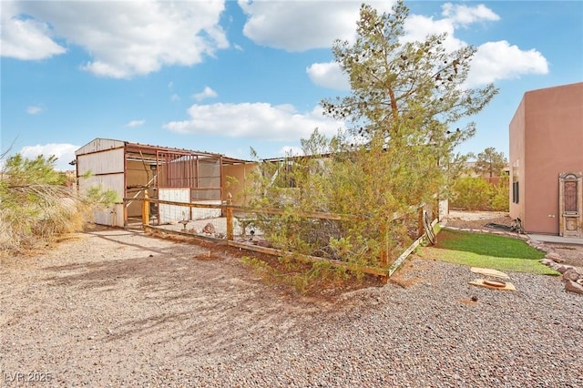 view of yard with an outbuilding