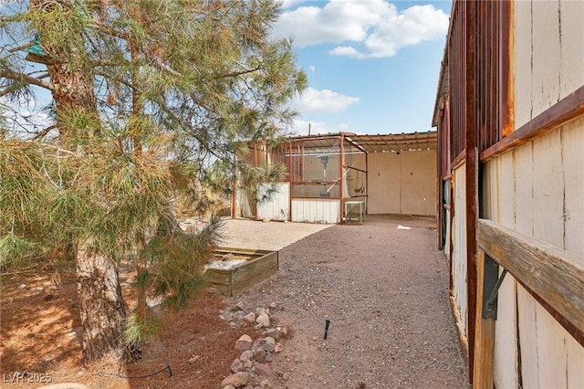 view of yard with an outbuilding