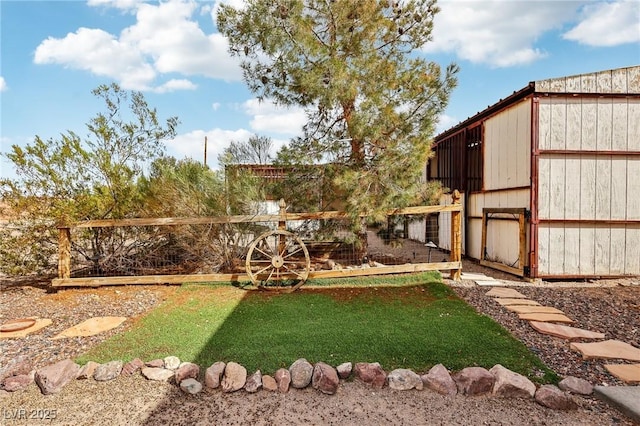 view of yard featuring an outbuilding