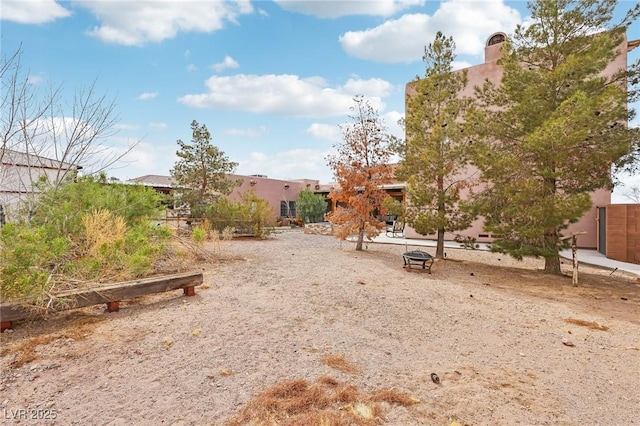 view of yard featuring a fire pit