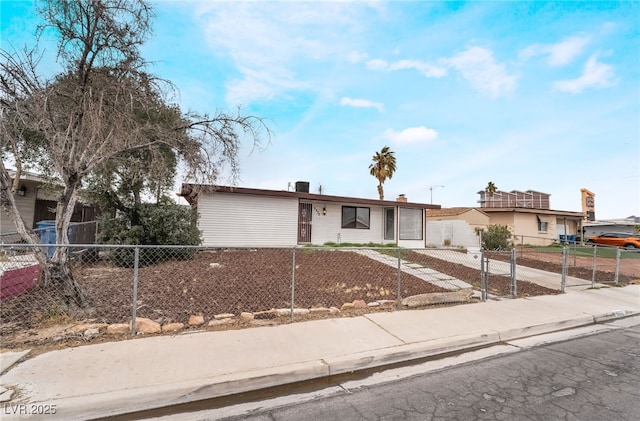 view of front of home featuring a fenced front yard