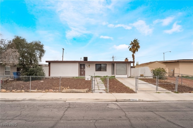 view of front of house with driveway and a fenced front yard