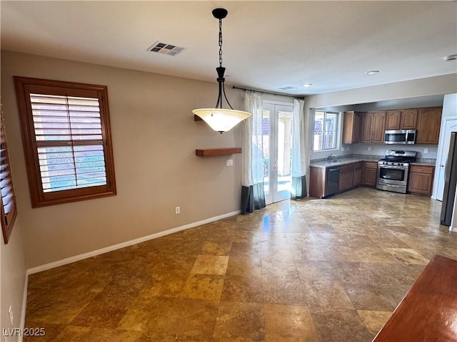 kitchen with pendant lighting, light countertops, visible vents, appliances with stainless steel finishes, and baseboards