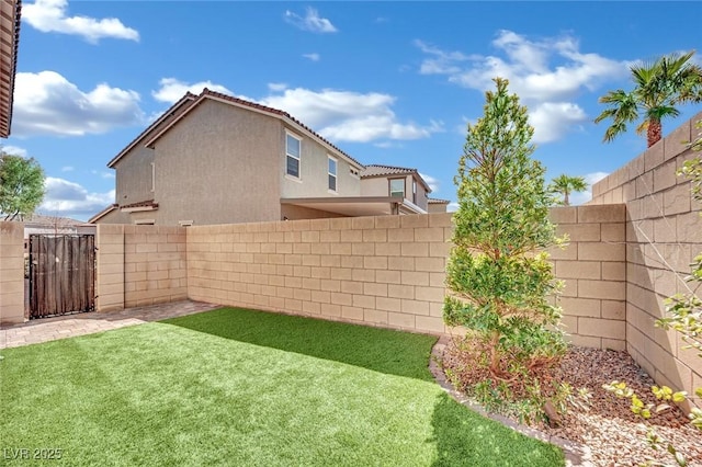 view of yard featuring a fenced backyard