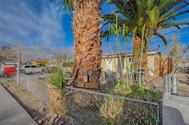 view of front of home featuring a fenced front yard