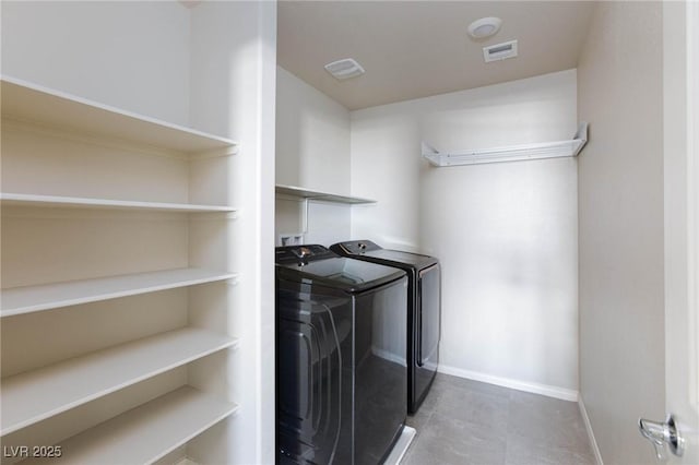 washroom featuring laundry area, baseboards, visible vents, and independent washer and dryer