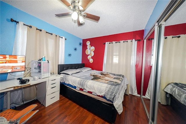 bedroom with ceiling fan, a textured ceiling, and wood finished floors